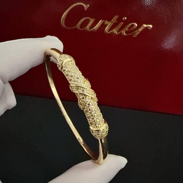 Cartier diamond bracelets are popular with celebrities and internet celebrities.