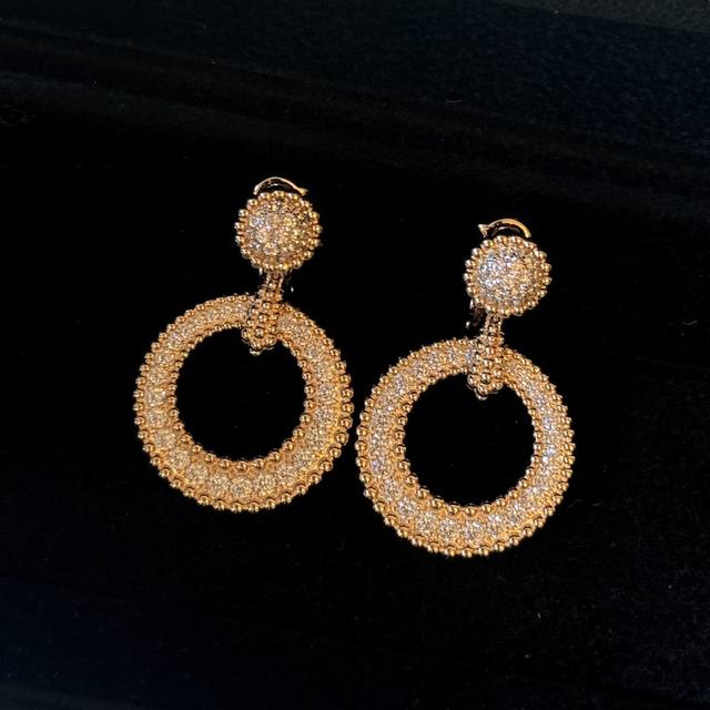 A4600 Fanjia's new beaded circle full diamond earrings are a surprise. They are