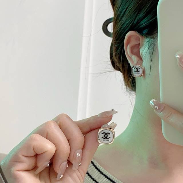 Xiaohongshu recommends new earrings Chanel Chanel earrings