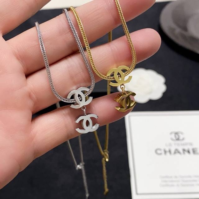 The latest high-end Chanel double C double pendant necklace is popular on Xiaoho