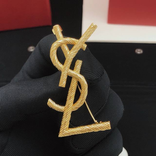 No. Yxz0006 Gold Yves Saint Laurent brooch classic new twisted matte gold brass