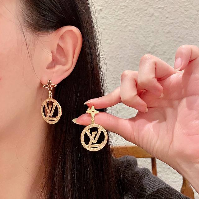 Lv Louis Vuitton 2025 early spring new product asymmetrical earrings classic old