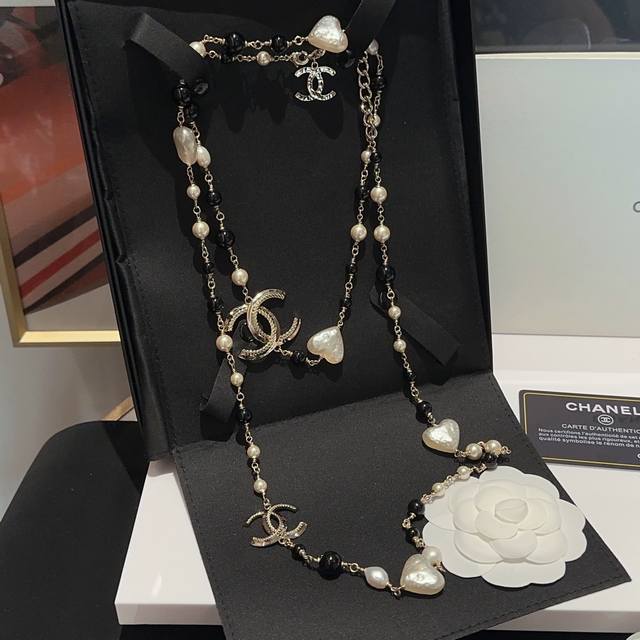 No. Xxl0810 Chanel Double Heart Logo Pendant Bead Necklace Creamy heart texture