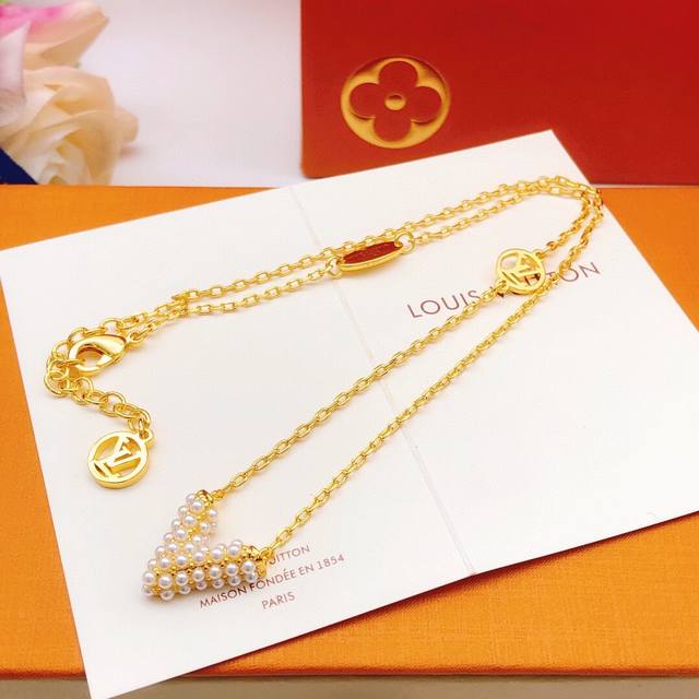 No. Lxl0008 Lv*Latest V-shaped rice bead necklace consistent Zp brass material