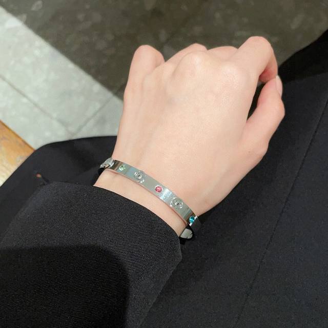 New Chanel Double C Diamond Bracelet Super Heavy Bling Bling, the color is very