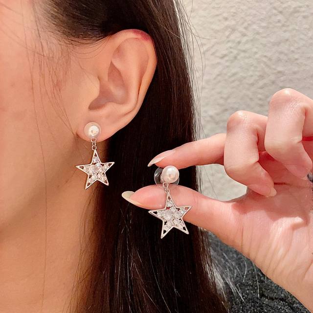 Miu Miu Miumiu earrings are hand-made diamonds, and they are a must-have item fo