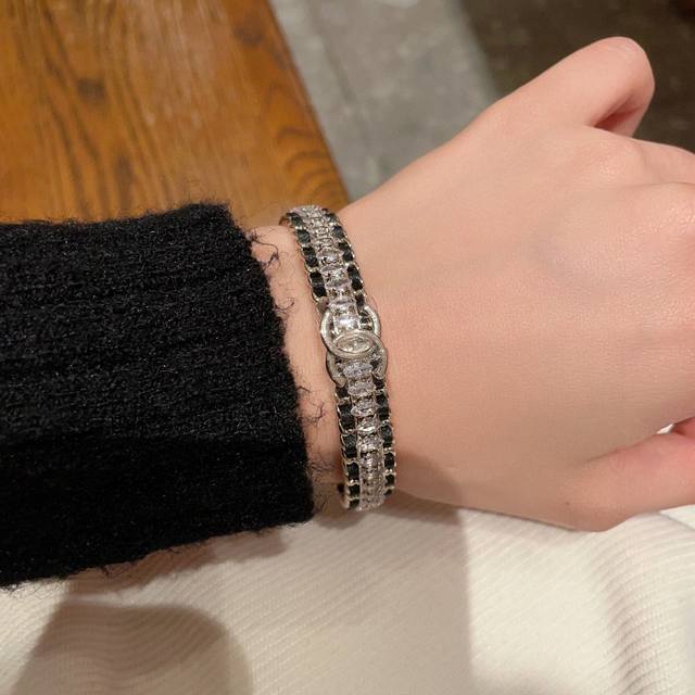 New Chanel Camellia Bracelet Super Heavy Bling Bling, the color is very well mat