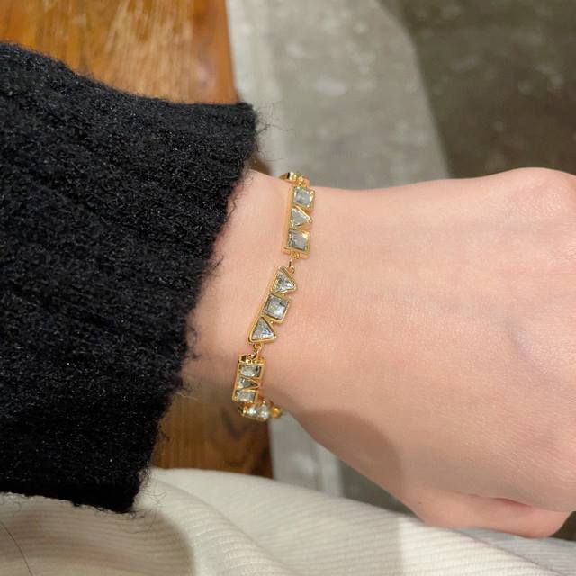 Celine bracelets have always been the benchmark of simple fashion. The bold desi