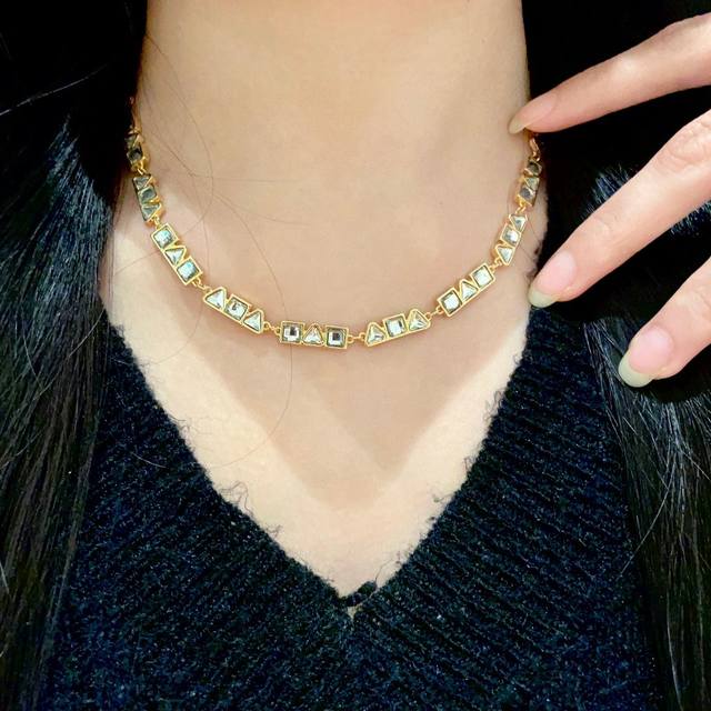 Celine necklace has always been a benchmark in the simple fashion world. The bol