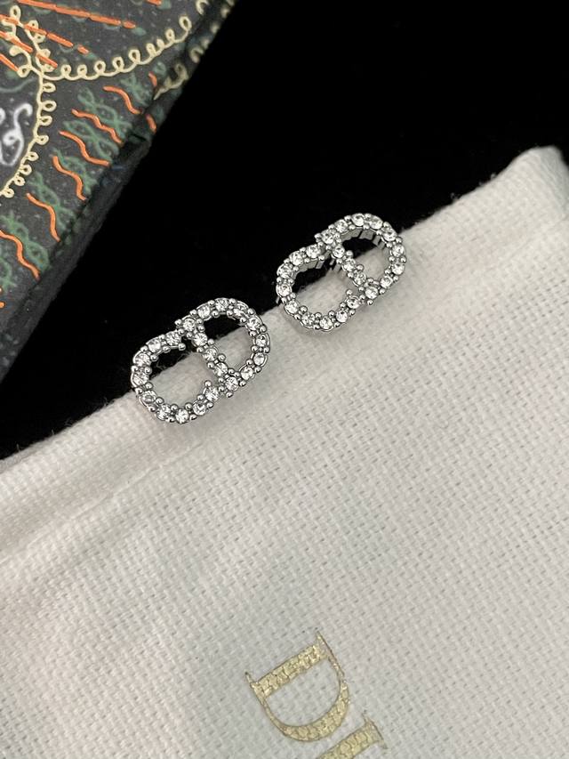 We produce high-quality mini Cd white gold diamond earrings Ciair D Lune 18 autu