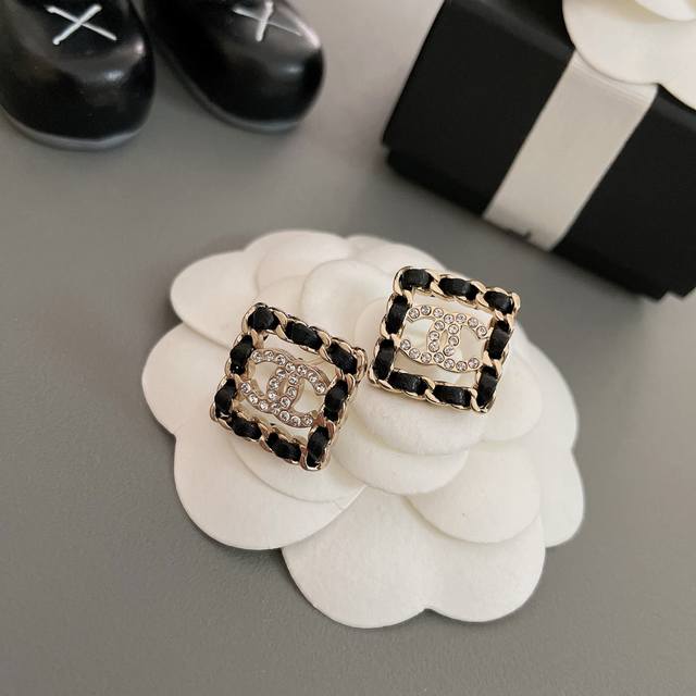 High quality details as shown in the picture Square leather earrings Z 3200, cla