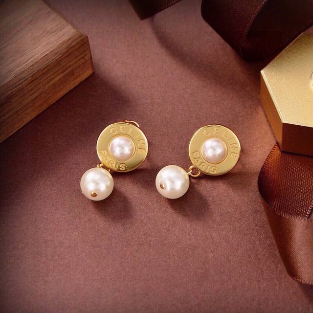 Celine's new gold pearl earrings have a unique design and personality, subvertin