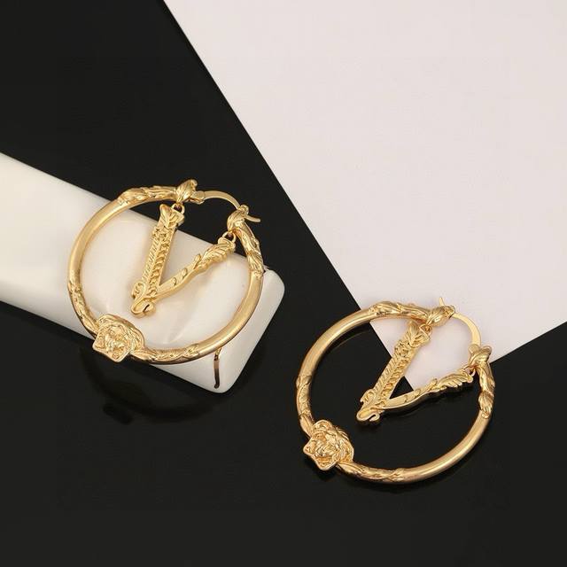 Versace Versace Medusa face relief flower vine pattern large circle smart V mark
