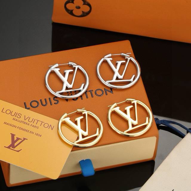Seiko version Louis Vuitton letter earrings adhering to the exquisite craftsmans