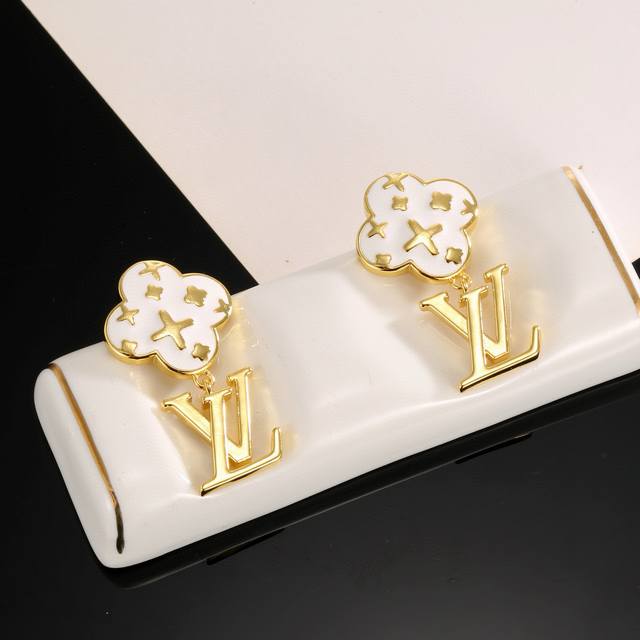 Louis Vuitton letter earrings inherit the exquisite craftsmanship and polished c