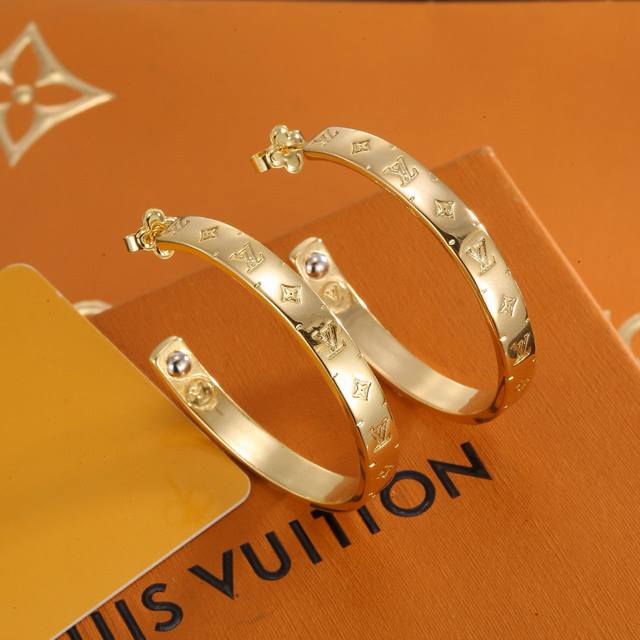 Louis Vuitton letter earrings inherit the exquisite craftsmanship and polished c
