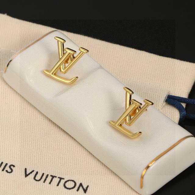 Lv gold letter earrings Louis Vuitton personality brings a fashionable and inter