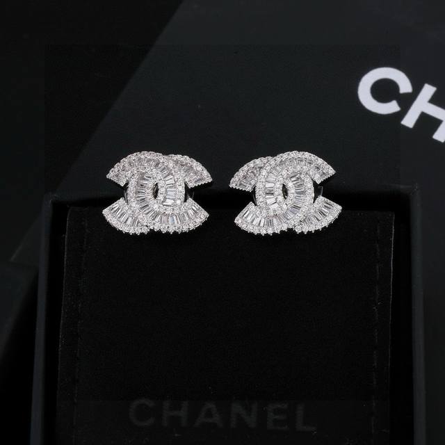 The more fashionable a woman is, the more she knows how to use accessories to se