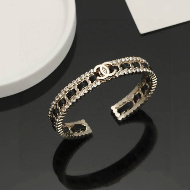Chanel new black leather bracelet The black leather and diamond design is matche