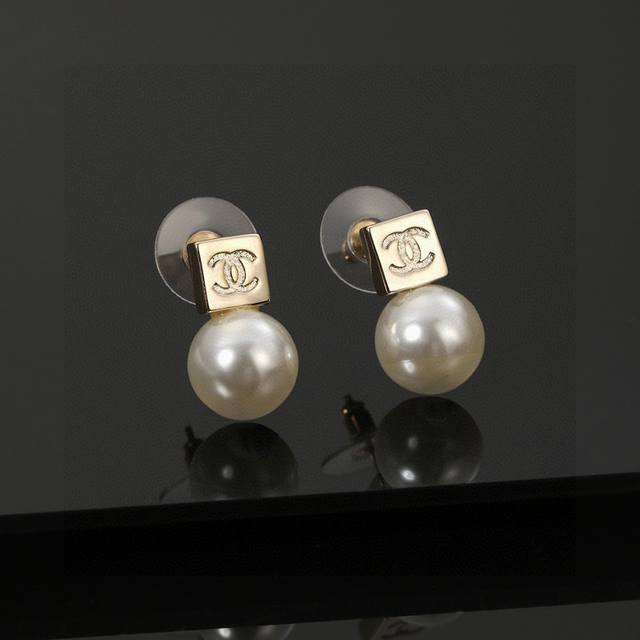 The more fashionable a woman is, the more she knows how to use accessories to se