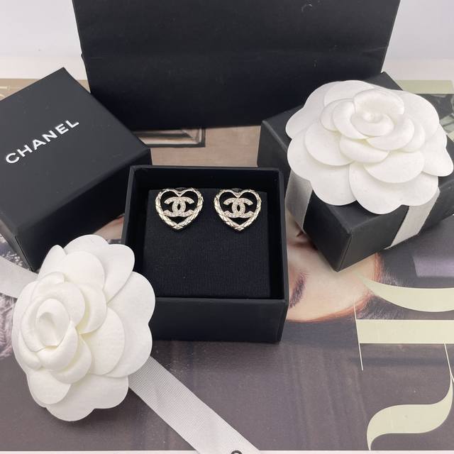 We produce the Xianglingge hollow heart earrings Z 4800, large quantities, pleas