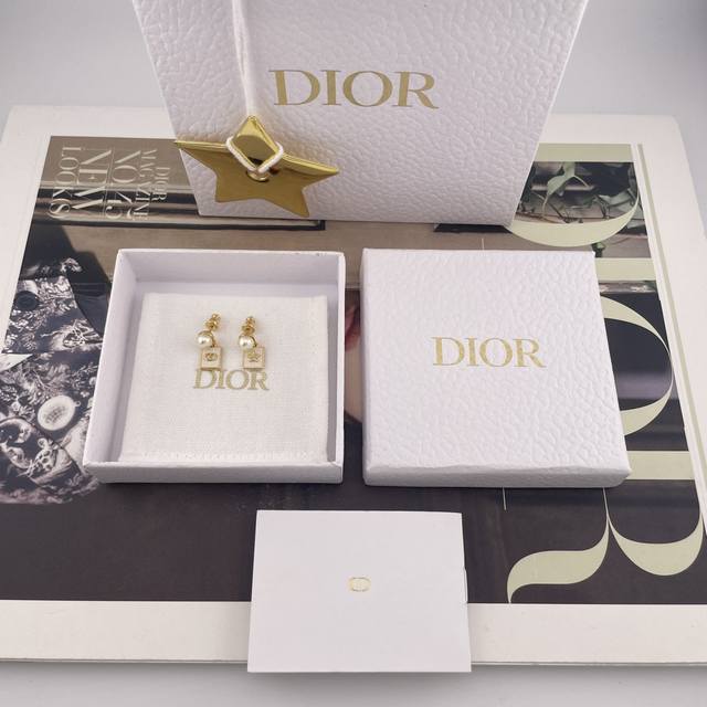 We produce D small white square brand earrings Z 3800! The large quantity consul