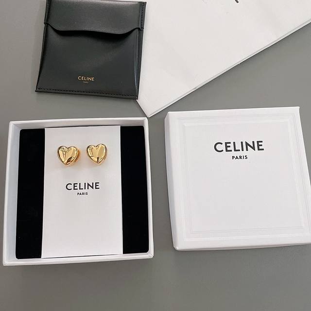 Our C three-dimensional heart earrings are so cute and have a great sense of des