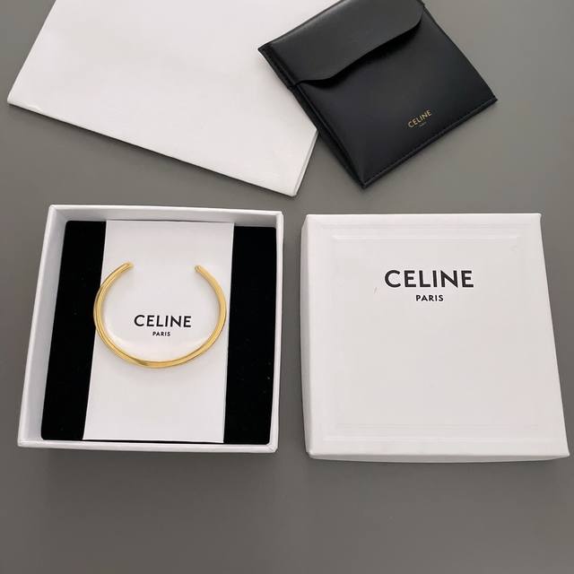 Our C letter open bracelet Z 3550 is a timeless classic! It looks great with any