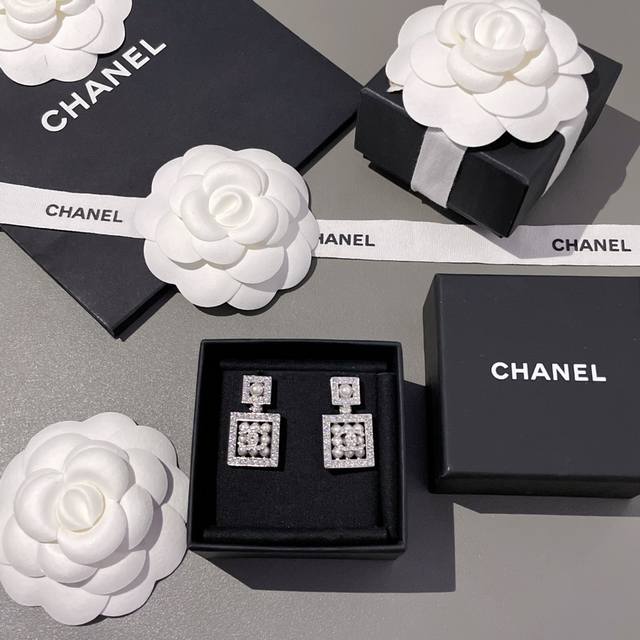 We produce the full diamond pearl perfume bottle earrings Z 8100, which is a mus