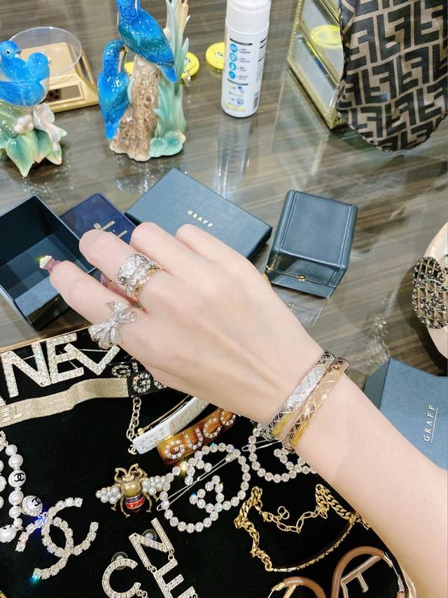 Our butterfly ring costs 160,000 yuan. Be sure to make sure we are the only one