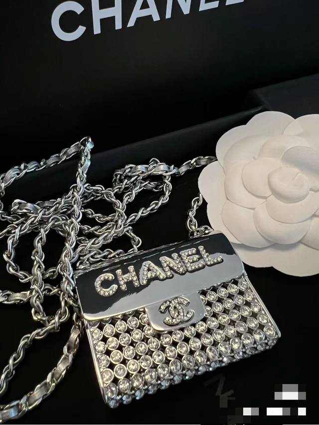 Chanel heavy-duty diamond-studded metal small bag