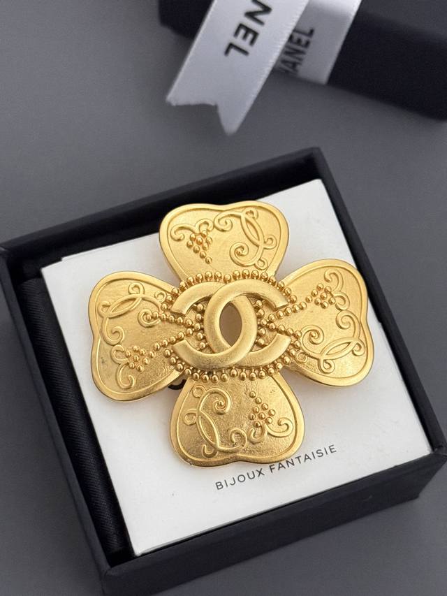 High-quality four-leaf clover brooch Vintage model! Highly recommended! "Fashion