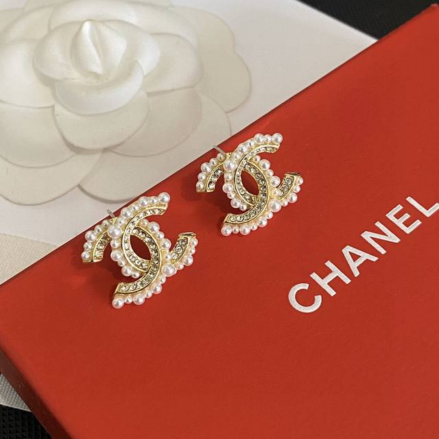Chanei Sun Grain Letter Pearl Earrings are only for women. Chanel original logo