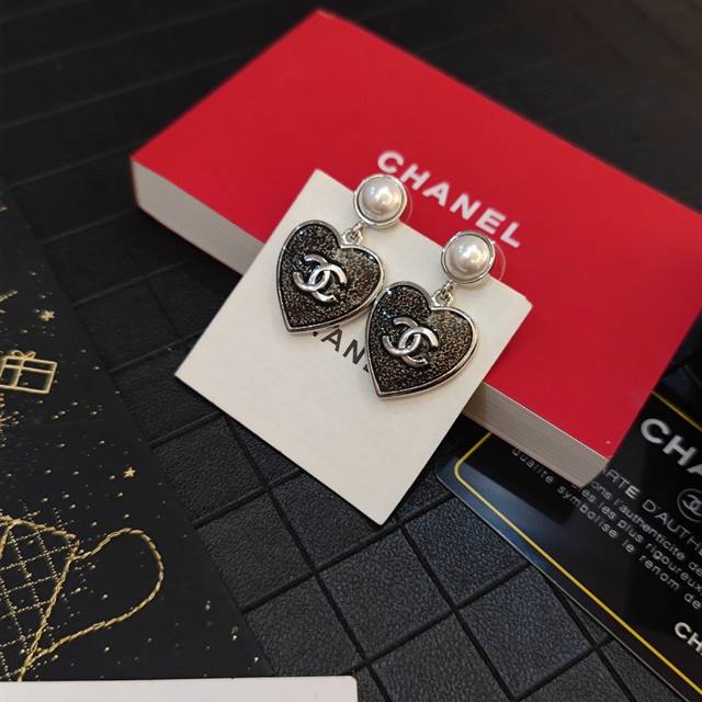 Chanel This design is super like Chanel's phantom color gold crystal letter hear