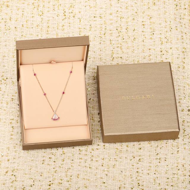 We produce the Chinese Valentine's Day mini skirt necklace, which will be shippe