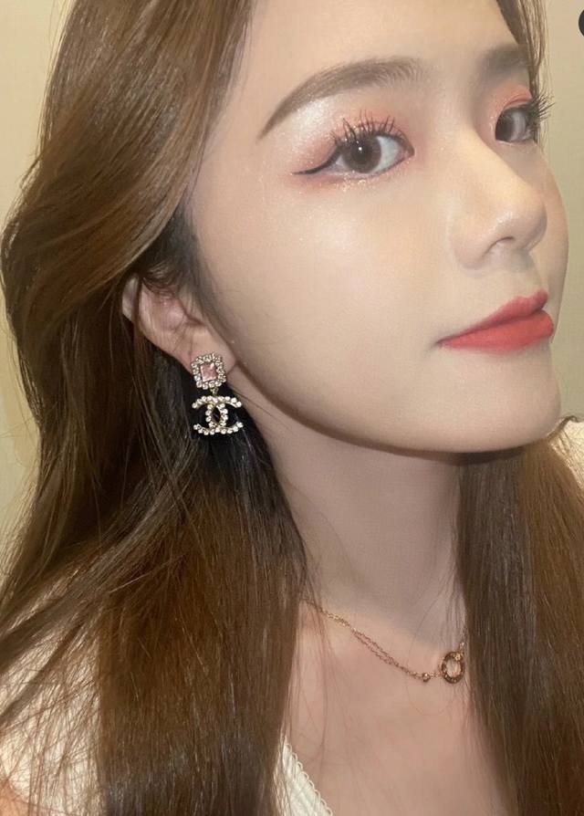 Chanel double C pink earrings are very heavy, we are consistent Zp, brass materi