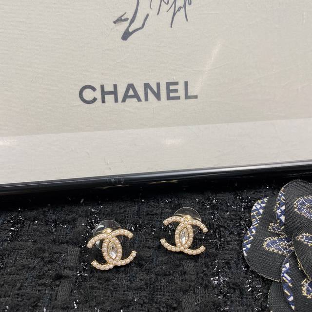 Code E1560 Xiao Chanel earrings hot-selling model is hot on the market Synchrono