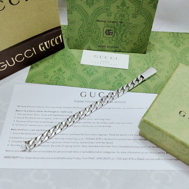 Gucci this bracelet is decorated with a light body in the middle, which is known