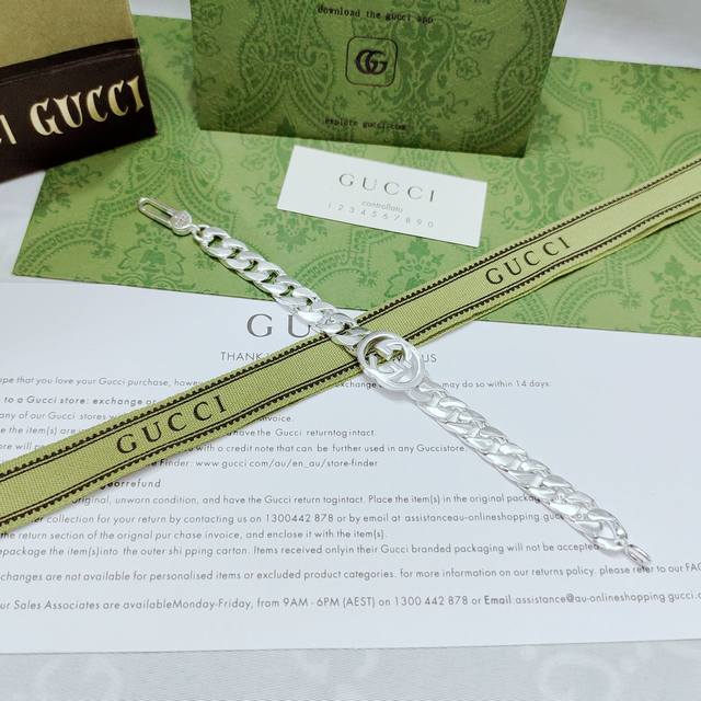 Gucci This bracelet is decorated with two Cuban sides. The middle of the chain i