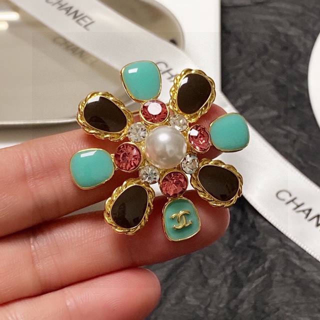 Chanel counters have new models. The Chanel brooch is the most understanding acc