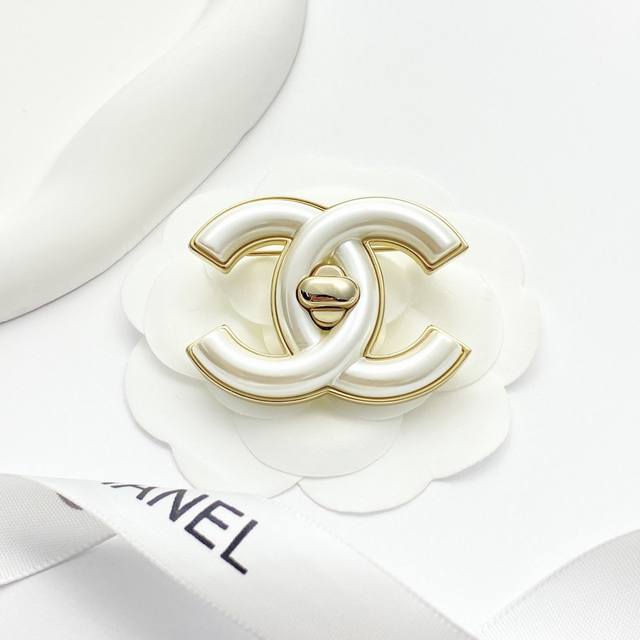 Code A696 Chanel brooches are hot-selling and new products are available Chan 24