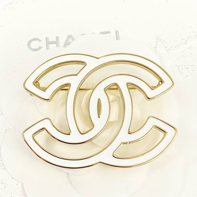 Code A687 Chanel brooch hot-selling model is on sale now, and the counter is syn