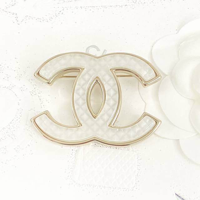 Code A682 Chanel brooch hot-selling model is on sale now. Chan 24 white glass do