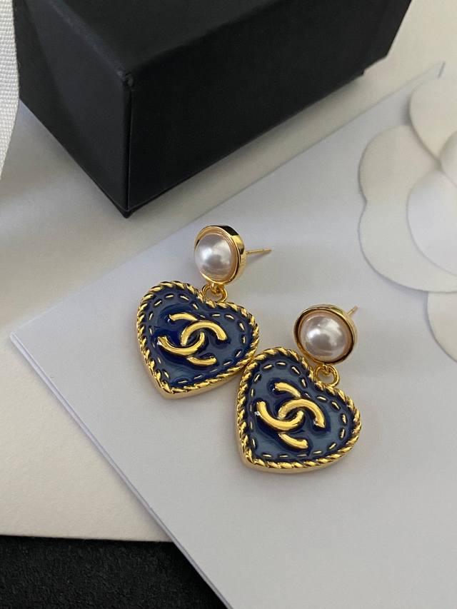 Chanel 24P denim pearl heart earrings 25 latest super hot denim heart series! Th