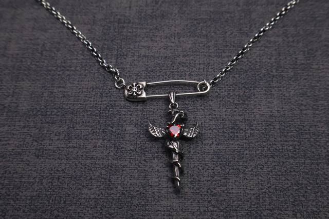 Hot item recommendation: Chrome Hearts necklace brooch chain is so cool. Chrome
