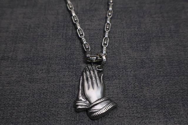 New arrival: Chrome Hearts necklace, different patterns and designs present a un