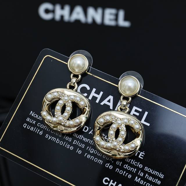 Chnel sugar cube pearl earrings Gentle and elegant pearl earrings Wear them and
