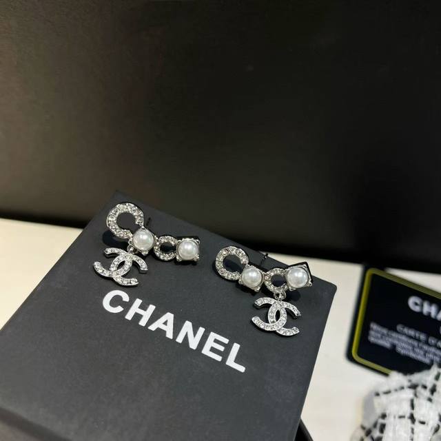 Coco Crush's high-end collision between fingers, rice-grain pearl letter earring