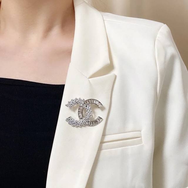 Autumn and winter matching single item Chanel silver full diamond brooch Very pr