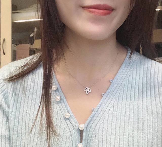 Harry Winston necklace. The Lily Cluster series has a series of jewelry pieces s